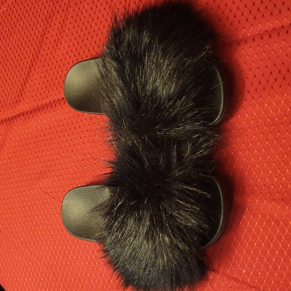 Faux fur slides